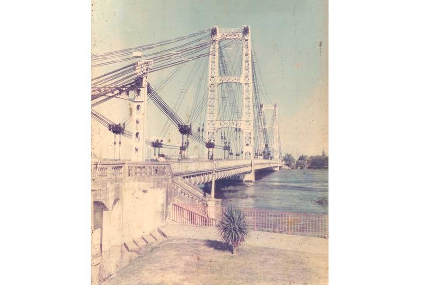 Una foto guardada en el archivo de El Litoral. El puente Colgante en 1983, antes de su caída. Enviada por Elvio Céspedes.