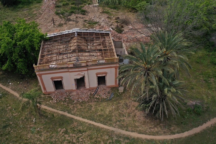 La imagen aérea muestra que no quedó nada del techo a dos aguas de esa casona que supo ser aduana seca hace más de un siglo. Crédito: Juan Vittori