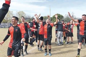 Goleó y festejó. Colón de Santa Fe, que venció a Alto Verde, se subió a lo más alto de la tabla. Créditos: Pablo Aguirre