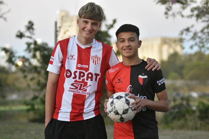 Nicolás Zenclussen y Bautista Ojeda. Una dupla de jóvenes promesas que ya visten la camiseta de la Selección Sub 15. Hoy, en la previa del clásico santafesino, disfrutan de un momento pleno de amistad por el fútbol que los une. Crédito: Pablo Aguirre