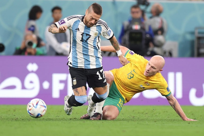 (221203) -- AL RAYYAN, 3 diciembre, 2022 (Xinhua) -- Alejandro Gómez (i), de Argentina, disputa el balón con Aaron Mooy, de Australia, durante el partido correspondiente a los octavos de final entre Argentina y Australia en la Copa Mundial de la FIFA 2022, en el Estadio Ahmad Bin Ali, en Al Rayyan, Qatar, el 3 de diciembre de 2022. (Xinhua/Cao Can) (rtg) (da)