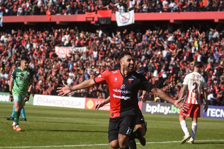 "Wanchope", apodo de gol. Ramón Darío Ábila con su festejo en el Cementerio de los Elefantes. Más allá de las polémicas, tiene 19 goles en 75 partidos con la camiseta sangre y luto. Foto: Manuel Fabatía