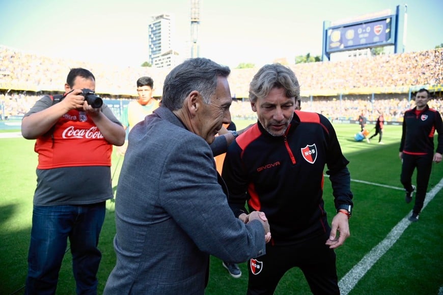 El saludo de Miguel Ángel Russo y Gabriel Heinze. Crédito: Marcelo Manera