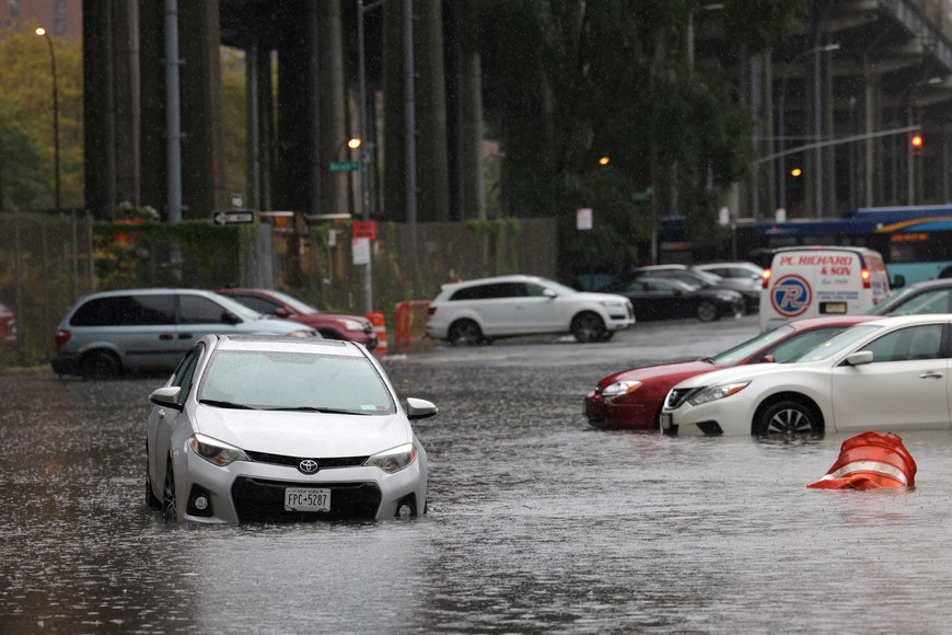 Cars are submerged in a flooded street after heavy rains as the remnants of Tropical Storm Ophelia bring flooding across the mid-Atlantic and Northeast, in New York City, U.S., September 29, 2023.  REUTERS/Andrew Kelly
