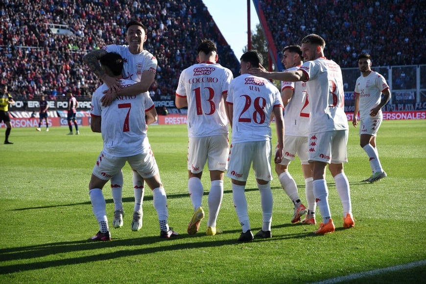 El festejo del gol de Huracán. Crédito: Télam