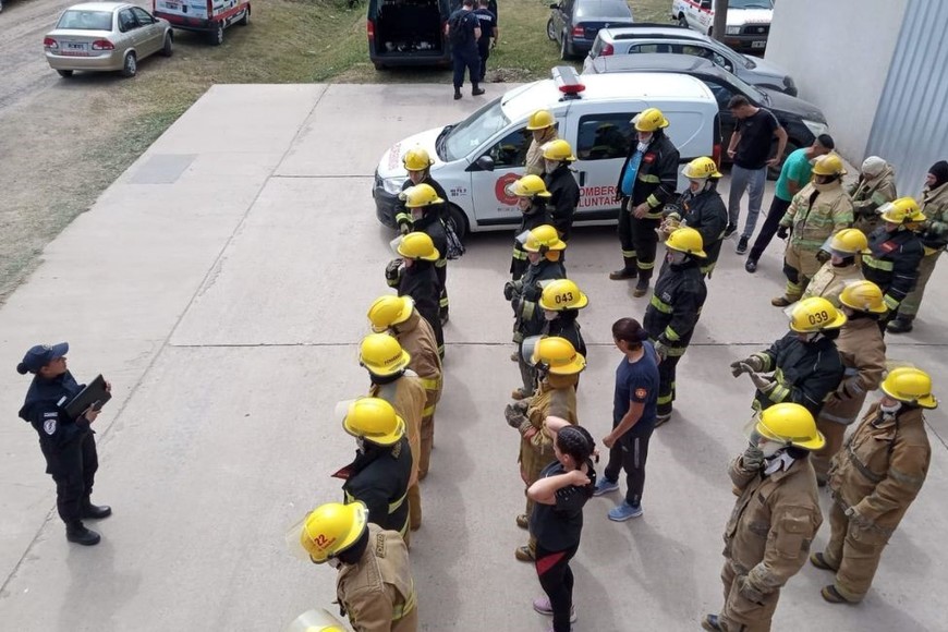 Los nuevos bomberos en plena capacitación.