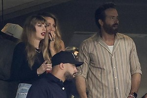 La artista acaparó los reflectores tras llegar al MetLife Stadium, en donde además se encontró con su mejor amiga la actriz Blake Lively y su esposo, el actor Ryan Reynolds, Hugh Jackman, entre otras personalidad que asistieron al partido.
