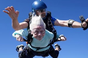 Una mujer de 104 años saltó en paracaídas en Chicago, Estados Unidos, Créditos: Daniel Wilsey