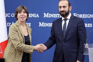 French Foreign and European Affairs Minister Catherine Colonna shakes hands with Armenian Foreign Minister Ararat Mirzoyan at a press conference following their meeting in Yerevan, Armenia October 3, 2023. Vahram Baghdasaryan/Photolure via REUTERS ATTENTION EDITORS - THIS IMAGE HAS BEEN SUPPLIED BY A THIRD PARTY.