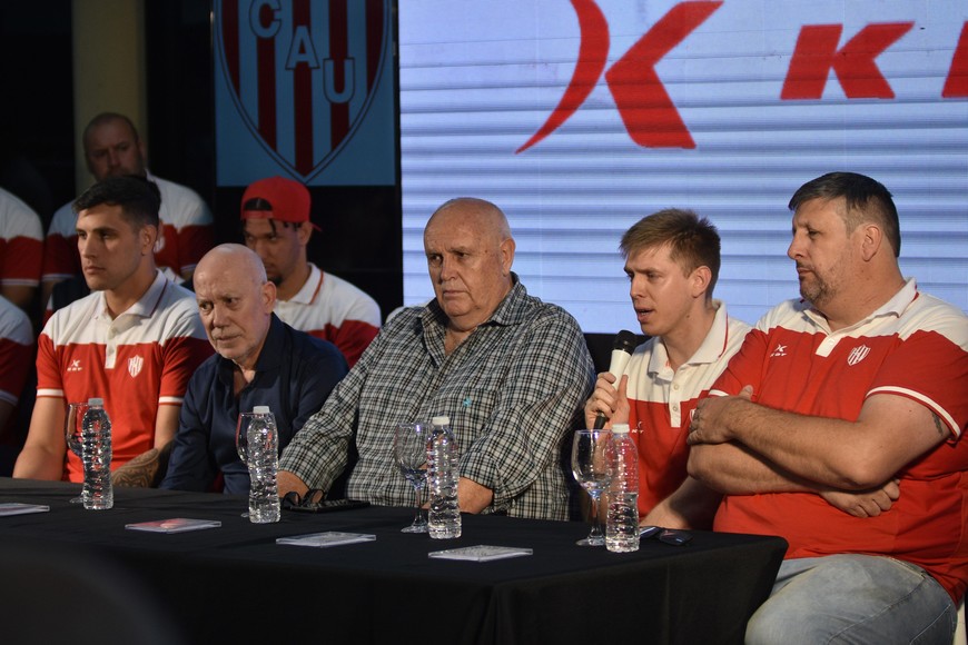 El entrenador Sebastián Puñet al habla, con el presidente Luis Spahn y el mánager Hernán . Crédito: Pablo Aguirre