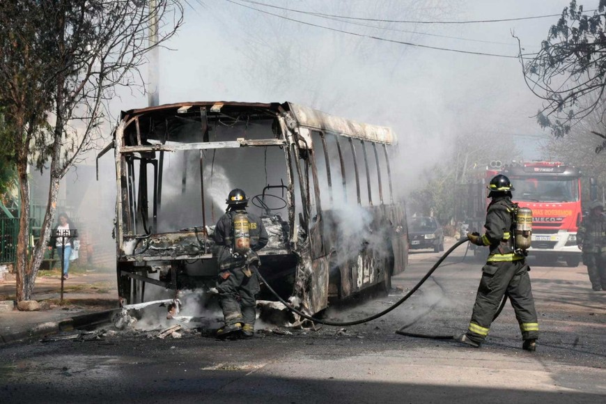 En fotos: incendio de colectivo de línea 2