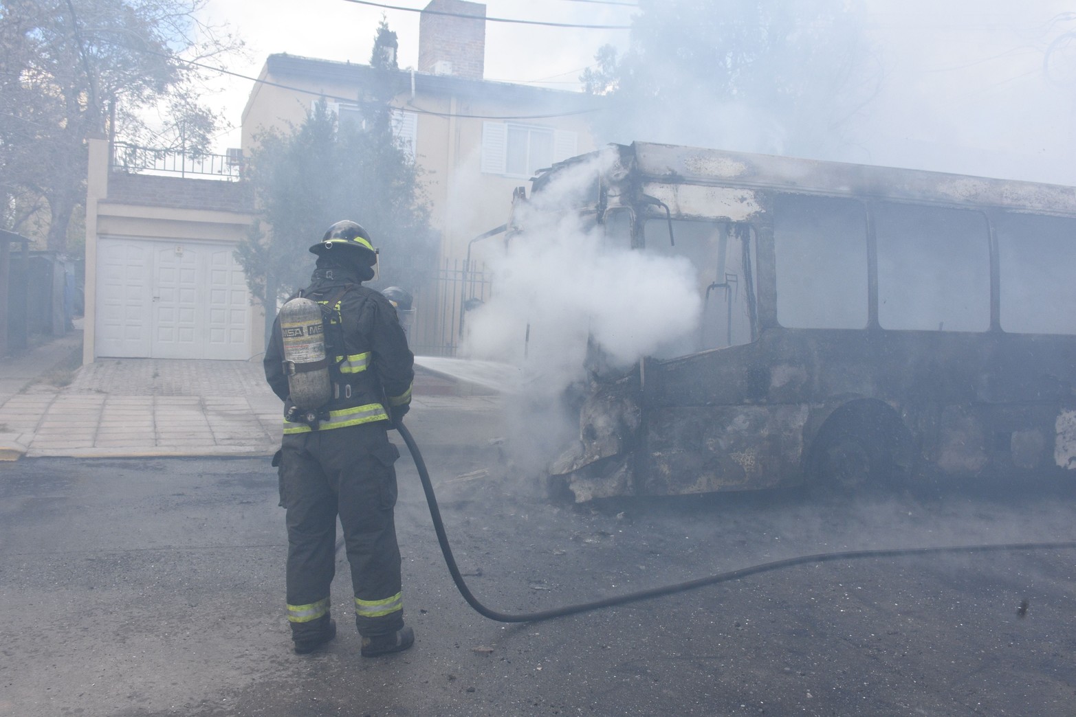 Los bomberos llegaron al lugar cuando el colectivo estaba casi en su totalidad prendido fuego.