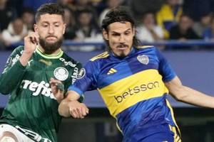 Tiene que aparecer el goleador. Edinson Cavani luchando con un defensor de Palmeiras en el partido de ida. Boca necesita el gol, lo mismo que el delantero uruguayo.