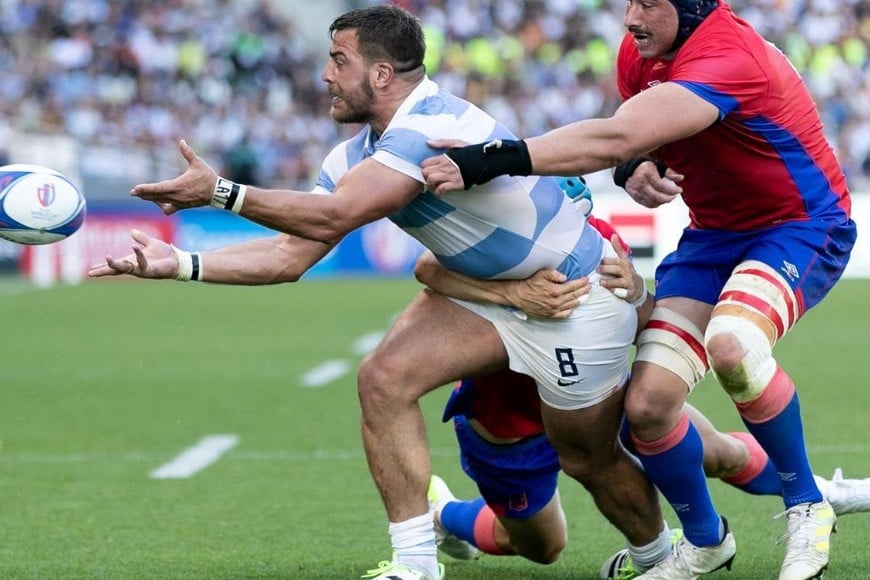 Asistencia. Isa ya "ganó la espalda" y soltó el pase para que Juan Martín González anote su segundo try. Crédito: Prensa UAR / Gaspafotos - Andrés Velásquez Marín y World Rugby.