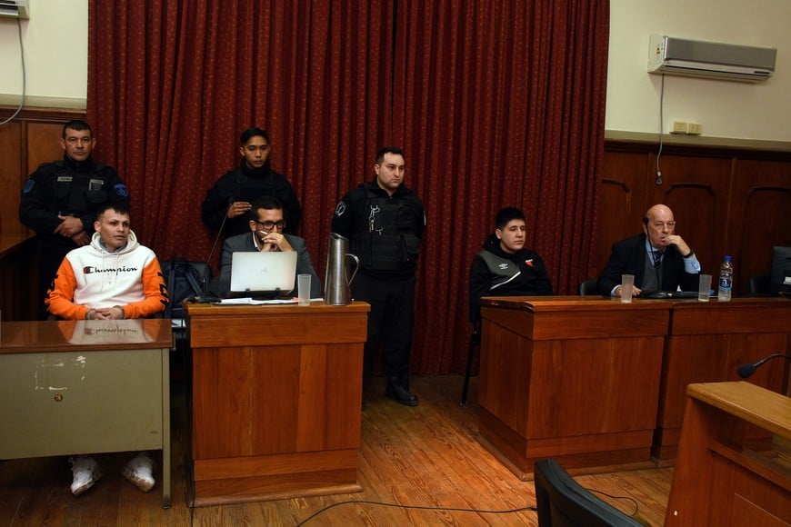 El "Gringo" Noriega y "Pastelito" Martínez, junto a sus abogados defensores durante el juicio oral. Archivo