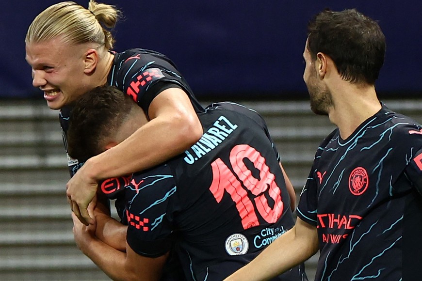 Soccer Football - Champions League - Group G - RB Leipzig v Manchester City - Red Bull Arena, Leipzig, Germany - October 4, 2023 
Manchester City's Julian Alvarez celebrates scoring their second goal with Erling Braut Haaland and Bernardo Silva REUTERS/Lisi Niesner