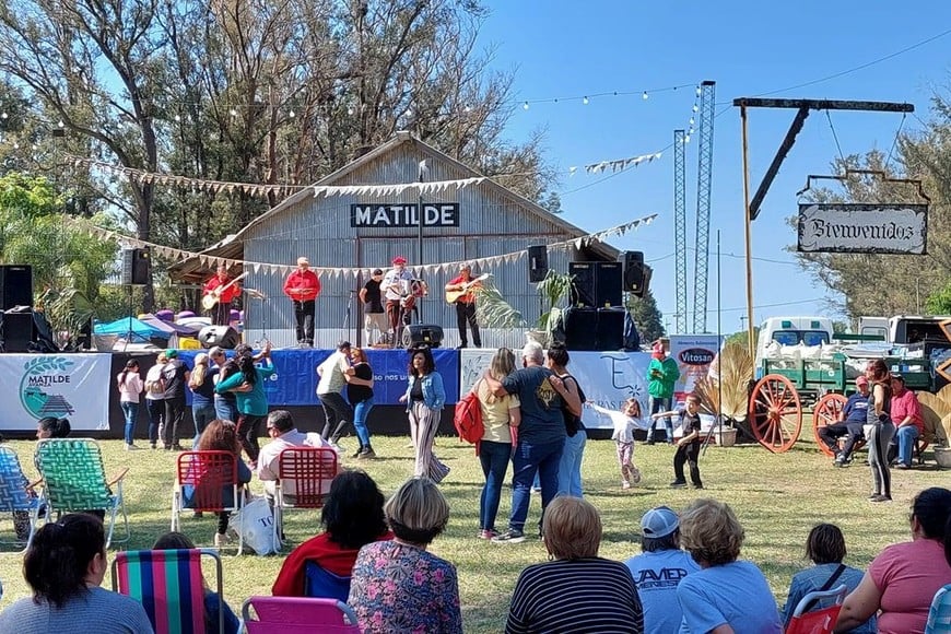 Saldaño confirmó además que el desfile de maquinarias comenzará después de las 15 horas. “A lo largo del día contaremos con bandas en vivo (Grupo Sensación, La Docena y Klandestinos) y un sector gastronómico que estará a cargo de las instituciones locales. Será un evento totalmente matildense y del cual instituciones y vecinos están orgullosos de este tipo de evento que muestran y posicionan a Matilde en un lugar destacado dentro del mapa turístico y de eventos a nivel provincial”.