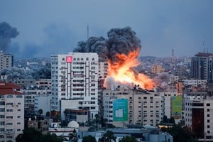 Smoke and flames billow after Israeli forces struck a high-rise tower in Gaza City, October 7, 2023. REUTERS/Mohammed Salem