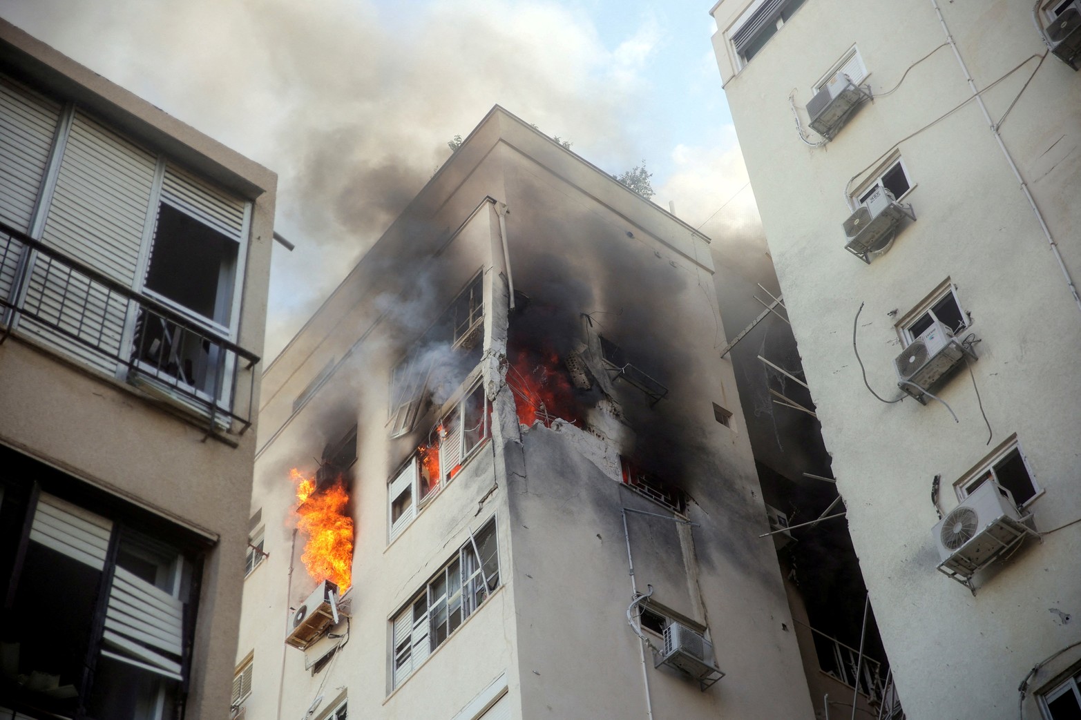Un departamento incendiado tras el impacto de un misil proveniente de Gaza.