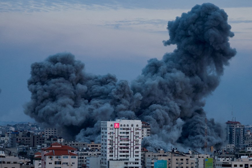 Smoke billows after Israeli forces struck a high-rise tower in Gaza City, October 7, 2023. REUTERS/Mohammed Salem
     TPX IMAGES OF THE DAY