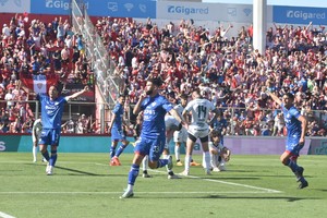 El gesto de Nicolás Orsini a la tribuna tras el gol que dejó atrás el penal fallado. Crédito: Flavio Raina