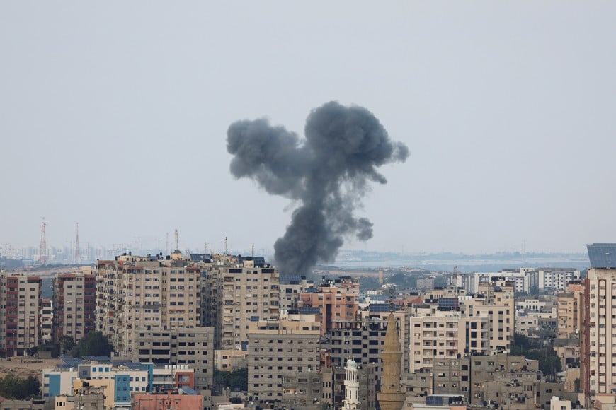 Smoke rises following Israeli strikes in Gaza, October 8, 2023. REUTERS/Mohammed Salem