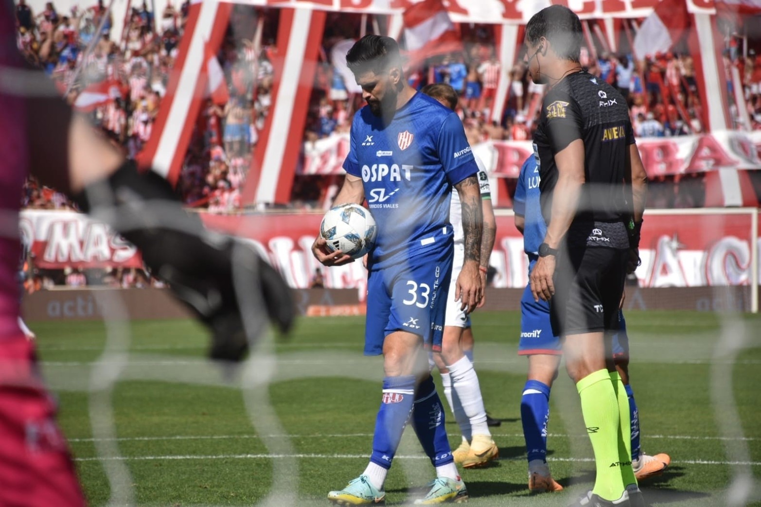 Orsini, el dueño de la pelota para fallar en el penal.