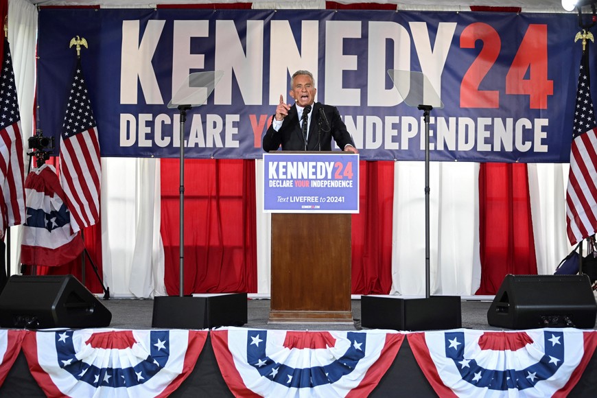 Robert F Kennedy Jr. announces his entry to the 2024 presidential race as an independent candidate in Philadelphia, Pennsylvania, U.S. October 9, 2023.  REUTERS/Mark Makela