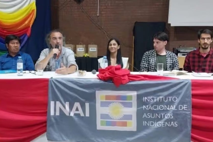 Oscar Talero, dirigente Qom; Juan Nóvile (EAAF); Cintia Chávez, abogada de las comunidades; Luciano Sánchez, historiador; y Francisco Mora, antropólogo.