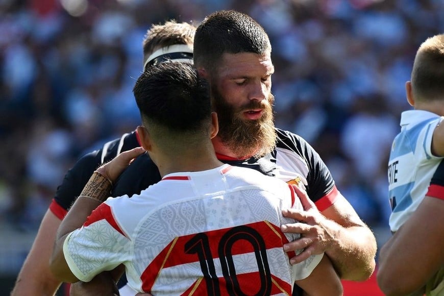 Abrazo entre Kremer y Matsuda. Fue en el final del partido en Nantes. Créditos Prensa UAR / Gaspafotos, Andrés Velásquez Marín y World Rugby
