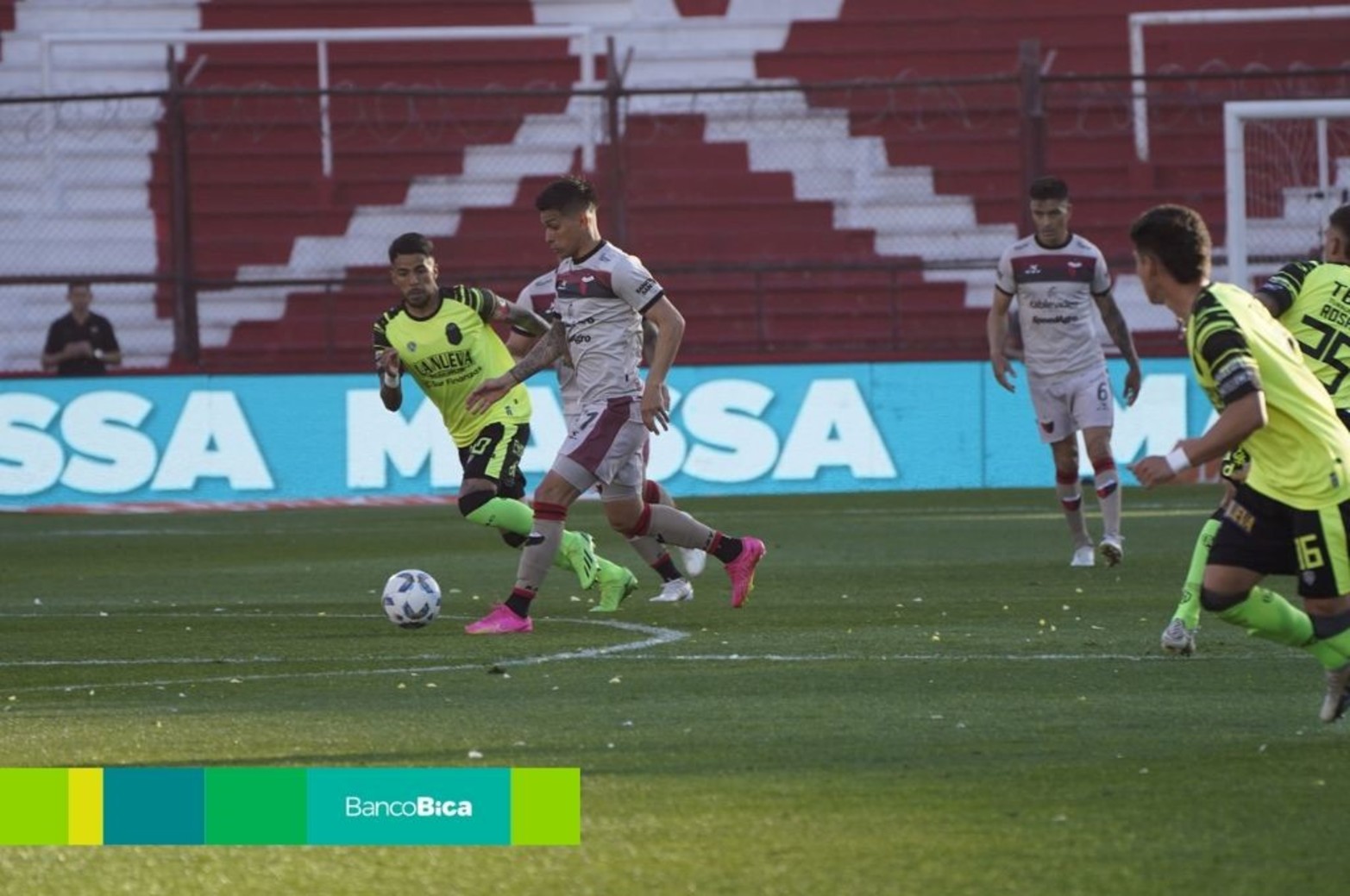 Colón perdió con Barracas Central en Parque Patricios.