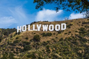 Emblema de la ciudad. El famoso cartel Hollywood Sing está situado en la colina conocida como Monte Lee, en un sector del Parque Griffith. Distrito de Hollywood Hills, Los Ángeles, California (Estados Unidos).