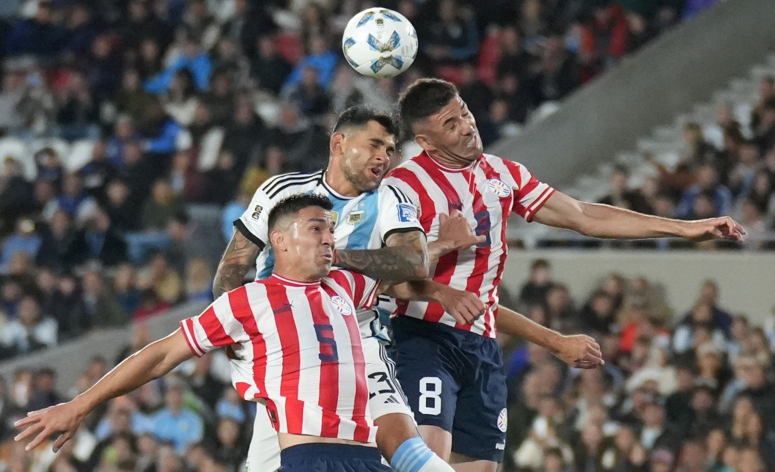 "Cuti" Romero. El aguerrido defensor disputa el balón.