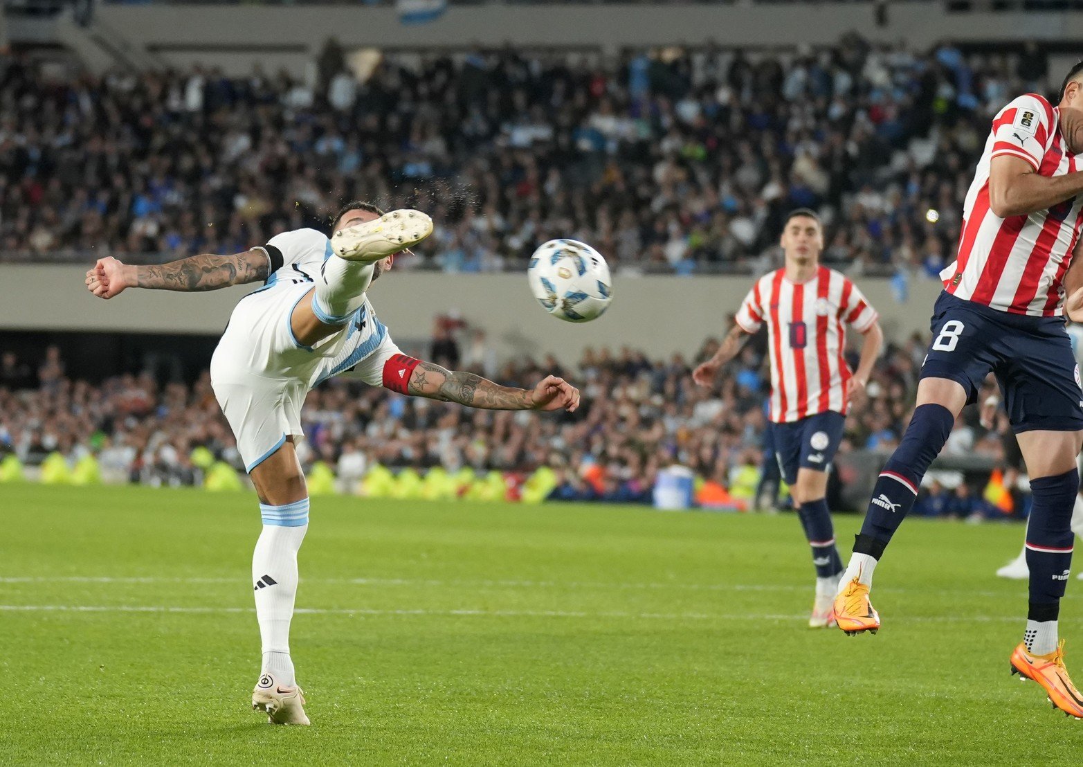 Desde otro ángulo.  La volea de Nicolás Otamendi que marcó el único gol del partido.