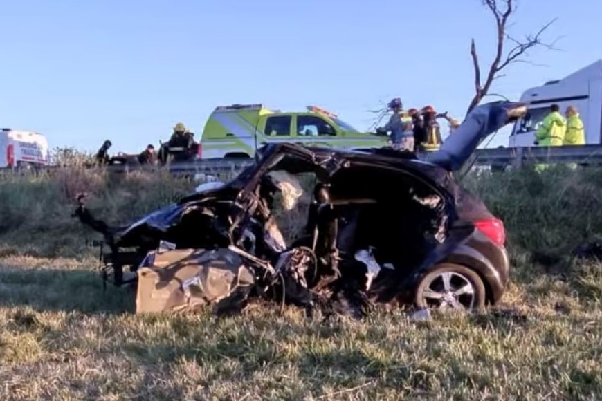 El automóvil en el que se movilizaba la víctima fatal.