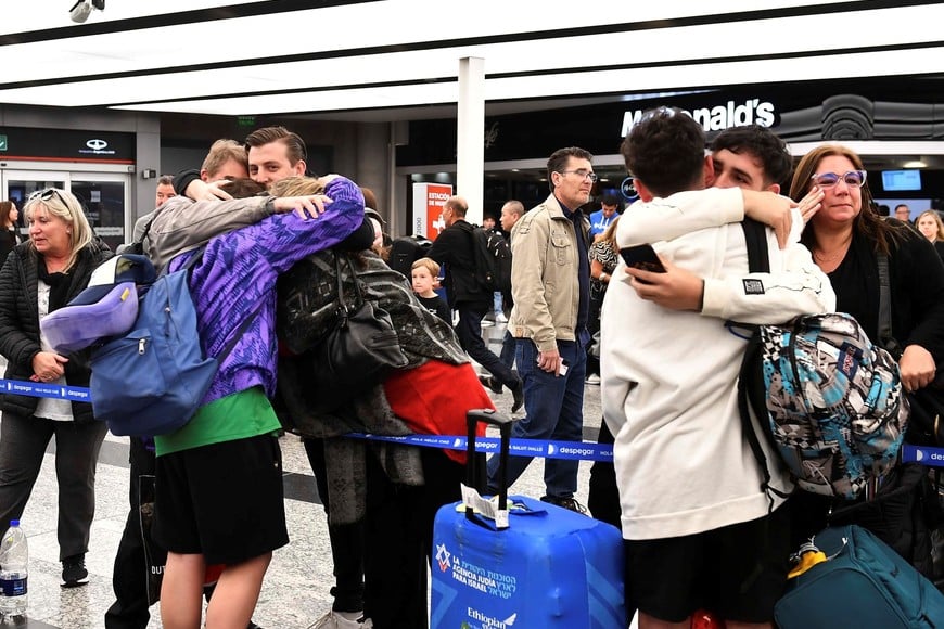 Los estudiantes argentinos llegaron a Ezeiza este jueves por la noche. Foto: Maximiliano Luna / Télam