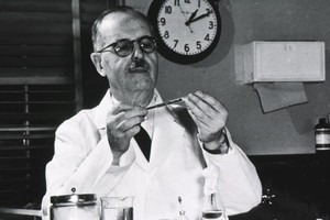 Bernardo Houssay (1887-1971). Médico, catedrático y farmacéutico argentino. En 1947 obtuvo el Premio Nobel en Medicina por sus descubrimientos sobre el papel de las hormonas pituitarias en la regulación de la cantidad de azúcar en la sangre (glucosa). Fue el primer latinoamericano laureado en Ciencias.