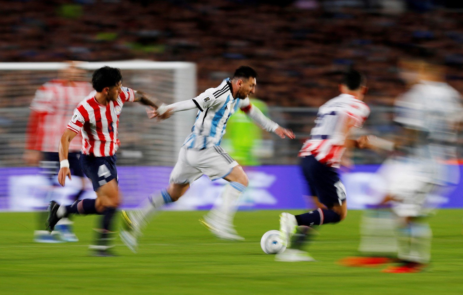 Efecto barrido. Una técnica fotográfica que deja el fondo y el primer plano borroso y congela al jugador que la cámara sigue.