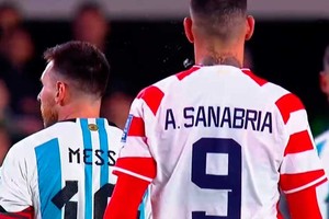 El momento exacto de la desagradable agresión que sufrió el capitán argentino.