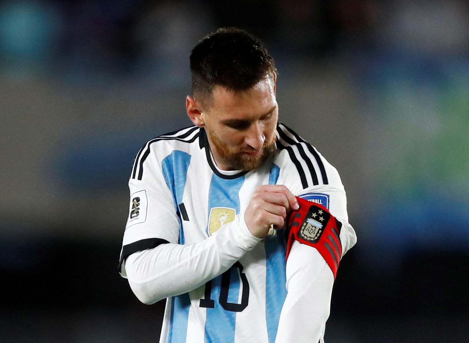 Otamendi cuando ingresó Messi le entregó la cinta de capitán. El rosarino le hacia seña que no era necesario.