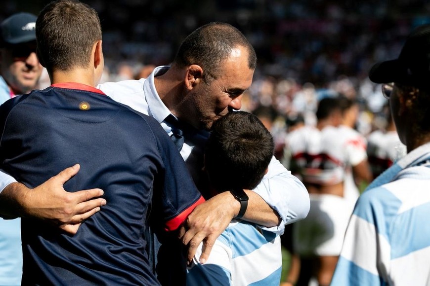 Cheika saluda a su familia luego del partido ante Japón. Crédito: Prensa UAR.