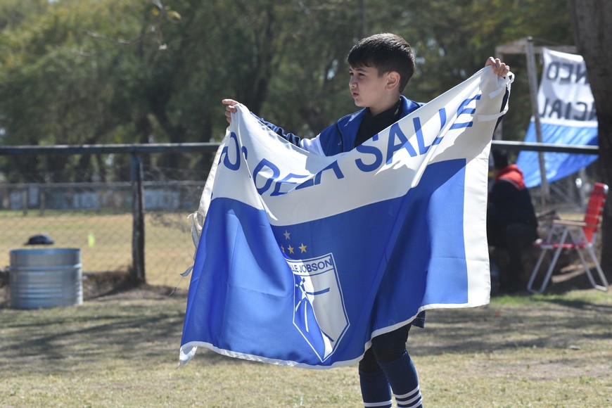 Con la bandera de La Salle. Un niños y toda su pasión por los colores del club de Cabaña Leiva. Créditos: Mauricio Garin