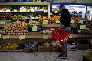 (230914) -- BUENOS AIRES, 14 septiembre, 2023 (Xinhua) -- Imagen del 13 de septiembre de 2023 de un hombre seleccionando productos en una verdulería, en la ciudad de Buenos Aires, capital de Argentina. Argentina registró en agosto una inflación de 12,4 por ciento, la más alta reportada en las últimas tres décadas, informó el miércoles el Instituto Nacional de Estadística y Censos. (Xinhua/Martín Zabala) (mz) (ra) (vf)