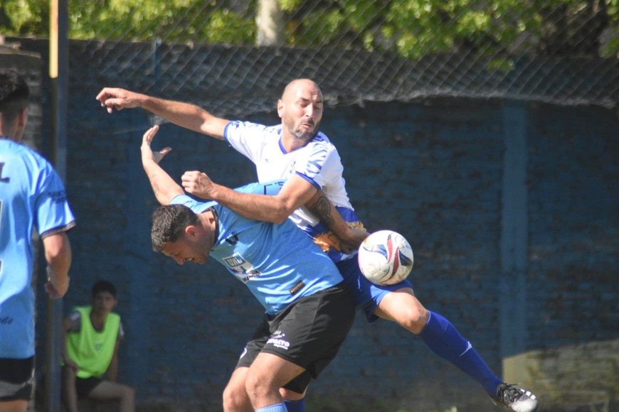 Figura y goleador. Nehemías González marcó el tanto de la victoria de Universidad Nacional del Litoral sobre Guadalupe. Crédito: Luis Cetraro