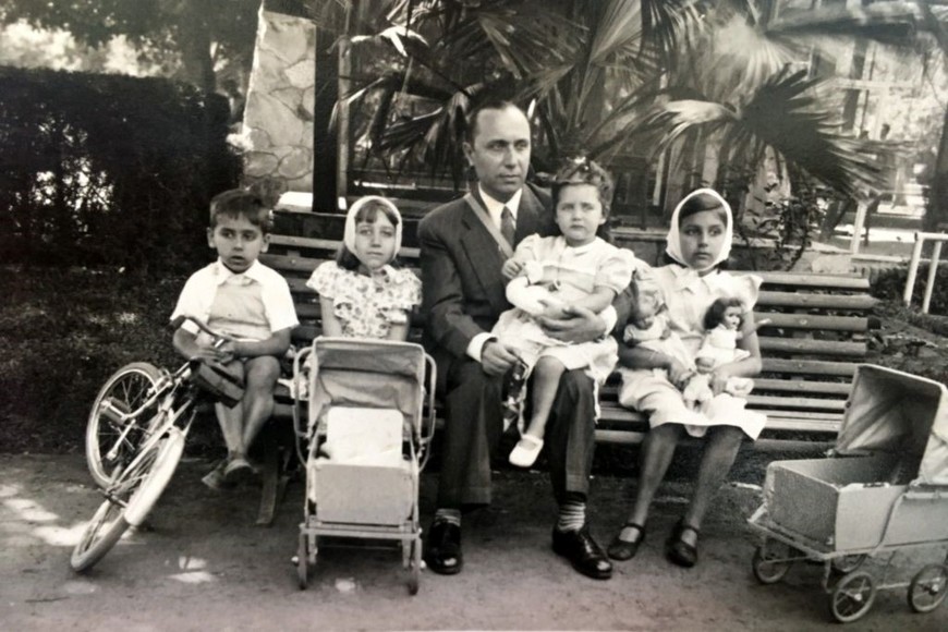 José María, Paulina,Teresita y Florencia en la falda de su papá Juan Lo Celso.