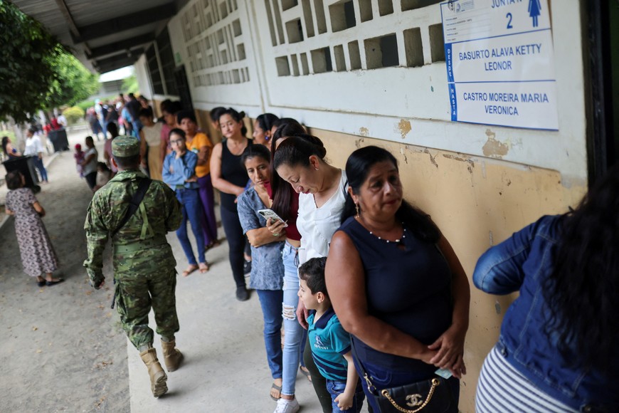 People queue to vote at a polling station during the presidential election, in Canuto, Ecuador October 15, 2023. REUTERS/Luisa Gonzalez