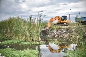 Estas labores son clave para contribuir a que el agua de lluvia que quede acumulada vaya, por desagües desobstruidos, a los reservorios.