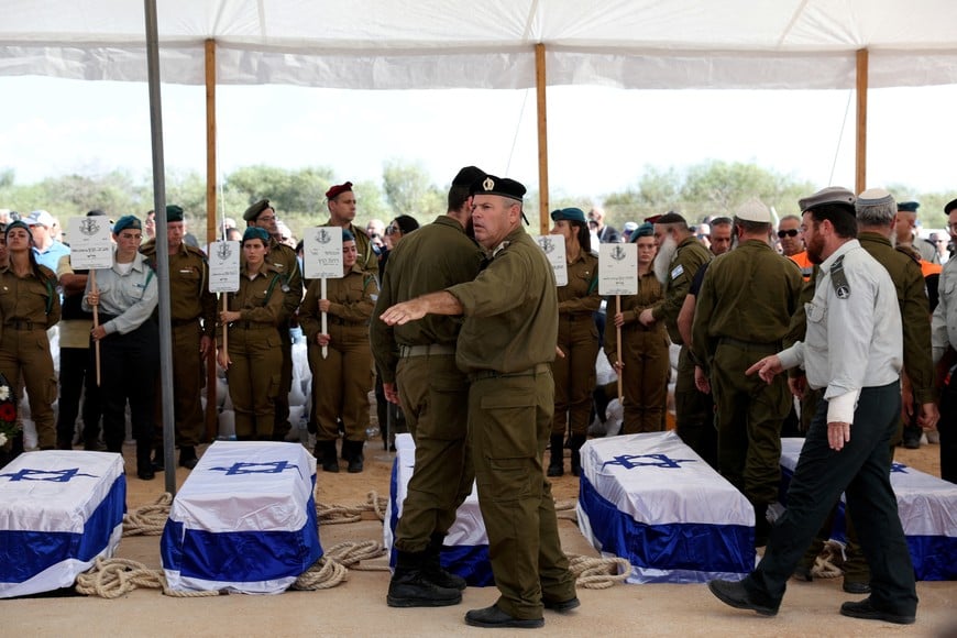 People mourn the entire Kutz family, parents Aviv and Livnat and three teens Rotem, Yonatan and Yiftach, who were killed following a deadly infiltration by Hamas gunmen from the Gaza Strip, at their funeral in Gan Yavne, in southern Israel, October 17, 2023. REUTERS/Violeta Santos Moura     TPX IMAGES OF THE DAY