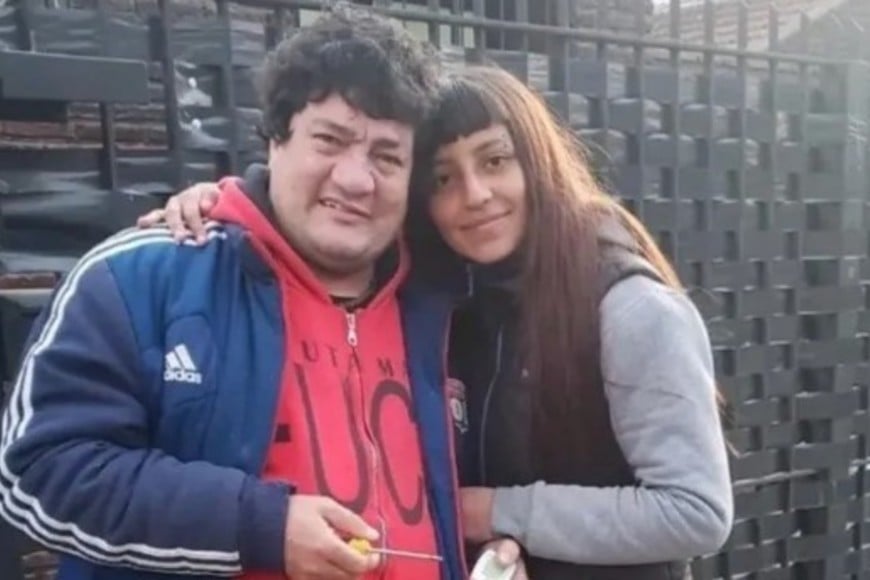 En la imagen se puede ver al ex “Intoxicado” con un destornillador y un dispositivo eléctrico en sus manos, mientras abraza a una joven fan.