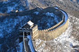 (220215) -- BEIJING, 15 febrero, 2022 (Xinhua) -- Imagen del 14 de febrero de 2022 del paisaje nevado de la sección Mutianyu de la Gran Muralla en Beijing, capital de China. (Xinhua/Chen Yehua) (sm) (ra) (vf)